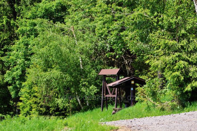 Turistický přístřešek pod rozcestím na Vysokém kořenu