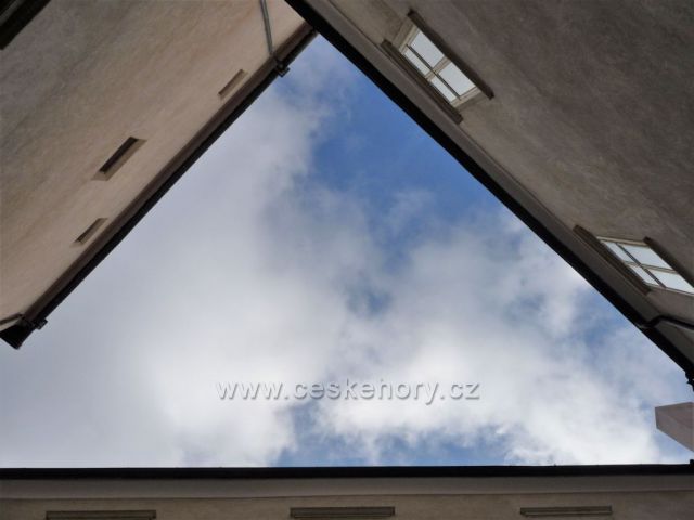 Trojúhelníkový výhled na nebe z nádvoří zámku Miroslav