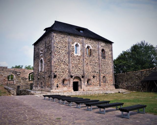 Gotický hrad Cheb - hradní kaple - štaufská gotika