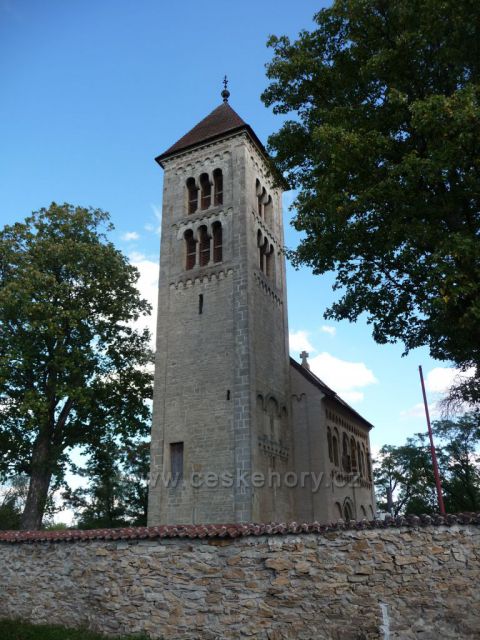 Památný kostel sv. Jakuba - náhled přes zeď - Církvice