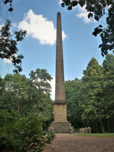 Zámecký park Krásný Dvůr - obelisk