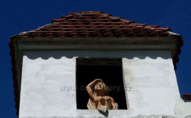 Avantgardní socha na hradbách - Kadaň