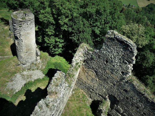 Výhled na nádvoří hradu Sukoslav