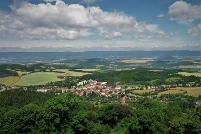 Výhled na Kostomlaty p. Milešovkou (z hradu Sukoslv)