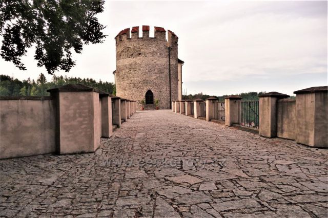 Český Šternberk - majestátní věž