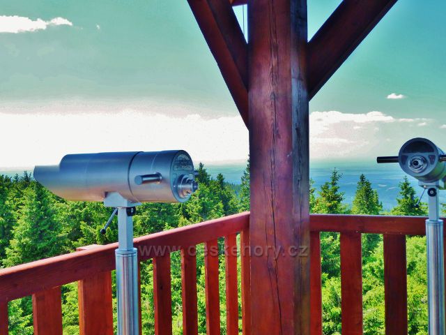 Rozhledna Vrchmezí je vybavena dalekohledy