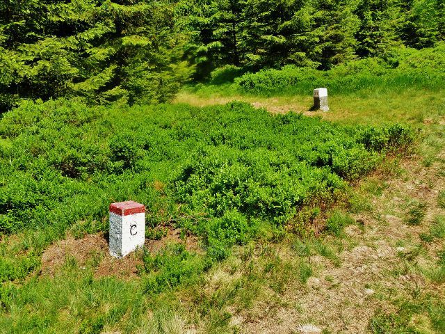 Mezník před vrcholem Zielony Grab na hraniční stezce z Vrchmezí