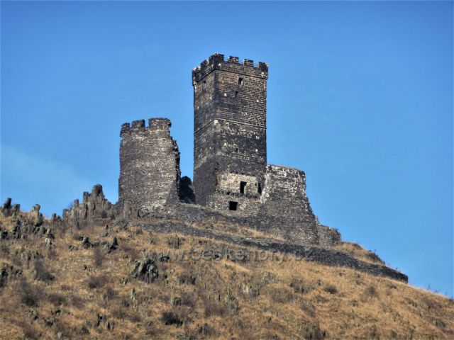 Masivní zdivo hradu Házmburk