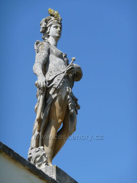 Ladné křivky sochy zdobí zámek Valtice
