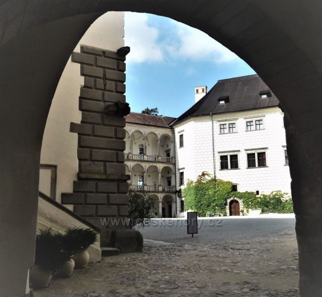 Průhled na nádvoří zámku - Jindřichův Hradec