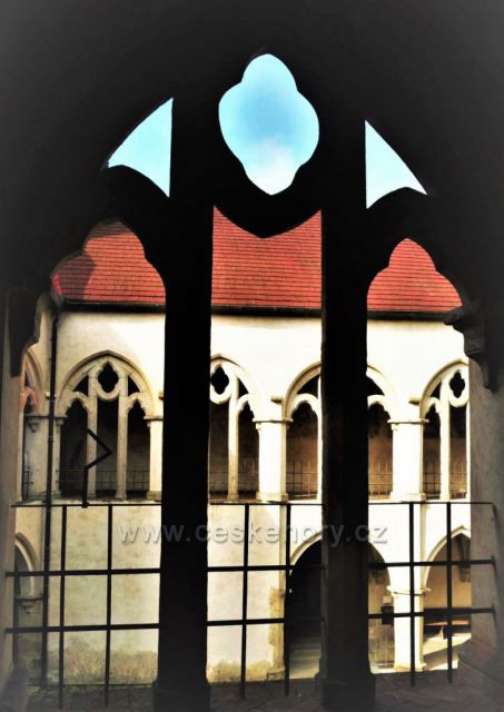 Průhled oknem hradu Zvíkov