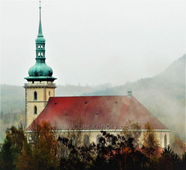 Podzimně laděný kostel v Mostě