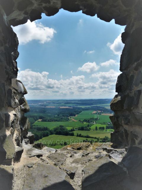 Průhled oknem - hrad Trosky