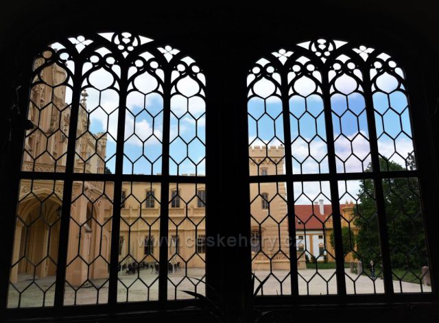 Průhled okny ze zámku Lednice