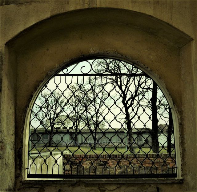 Průhled oknem ze zámku Miroslav