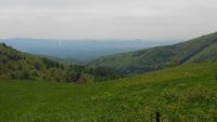 výhled od horské chaty Vitíška do údolí a v pozadí České středohoří