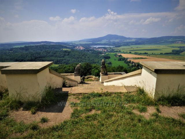 Výhled z barokního poutního místa na vrchu Kalvárie u Úštěka