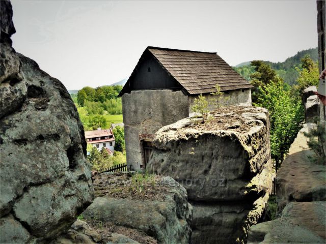 Toulky kolem skalního hradu Sloup