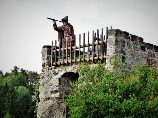 Toulky kolem skalního hradu Sloup - detail poustevníka