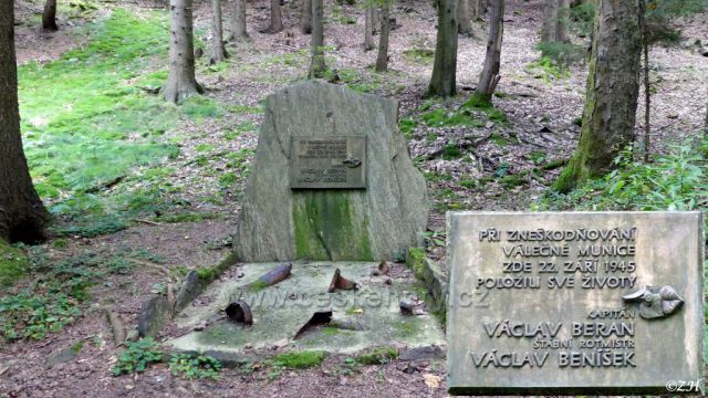 Pomník pirotechniků, kteří zahynuli v roce 1945 při likvidaci munice.