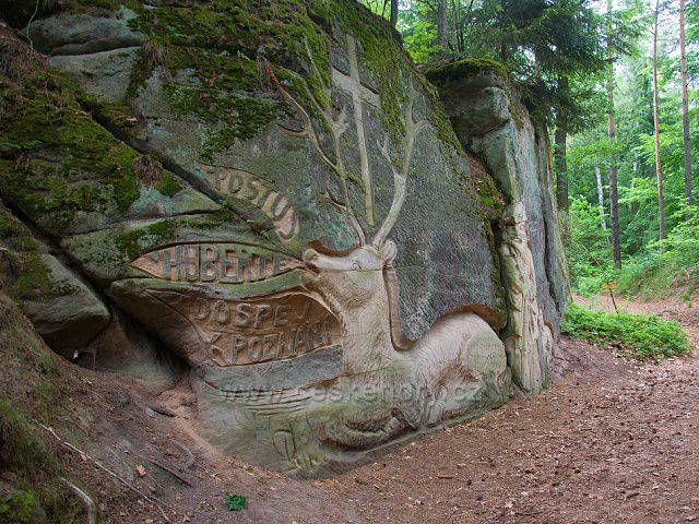 Sochy ve skalách aneb Galerie v lese