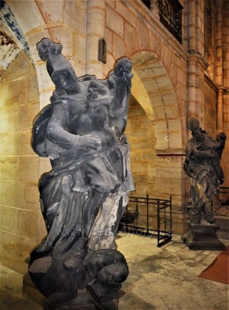 Thunovská kaple svatého Jana Nepomuckého
(krásné sochy)