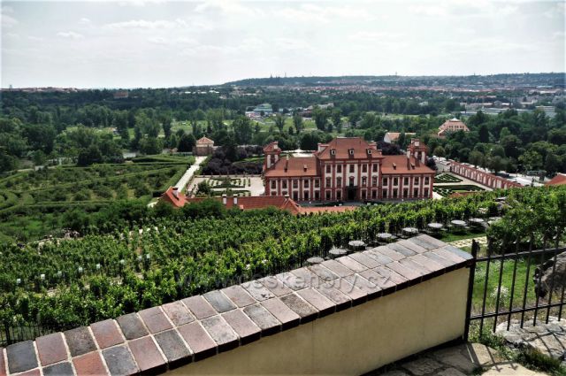 Kaple a vinice sv. Kláry
(s výhledem na Trojský zámek)