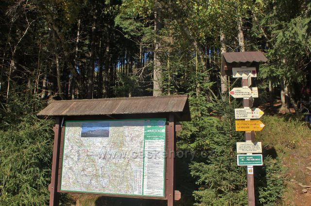 Horní Morava - turisrický rozcestník na parkovišti "Pod Klepáčem"