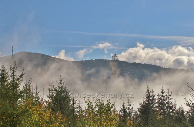 Pohled na Stezku v oblacích z úbočí Klepáče