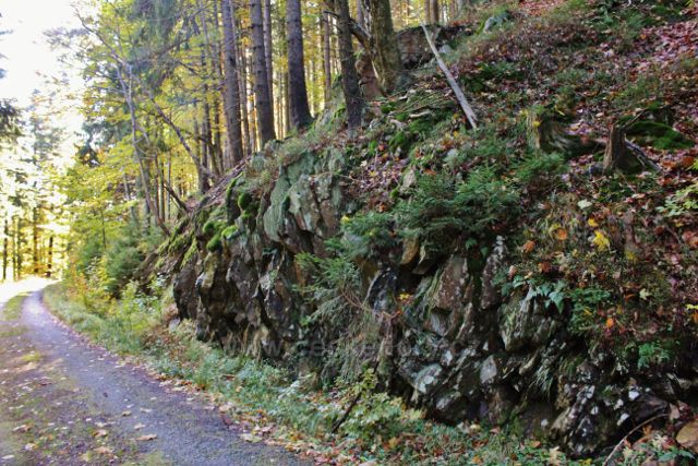 Skalnatý úsek cesty po žluté TZ ke Zbojnické chatě