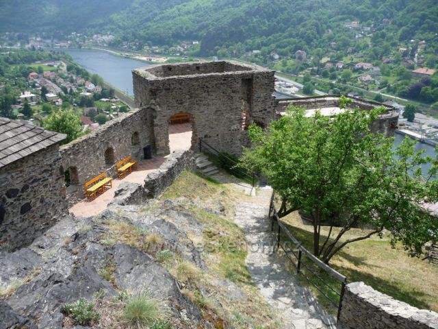 Okolo hradu Střekov