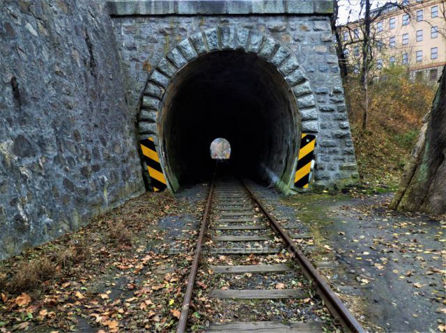 Loket - podzimní toulky
(železniční zastávka Loket s tunelem)