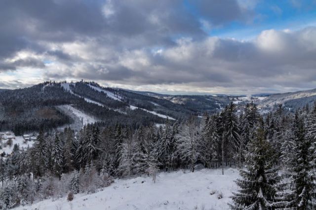 Krásný výhled na Tanvaldský špičák z rozhledny Světlý vrch.