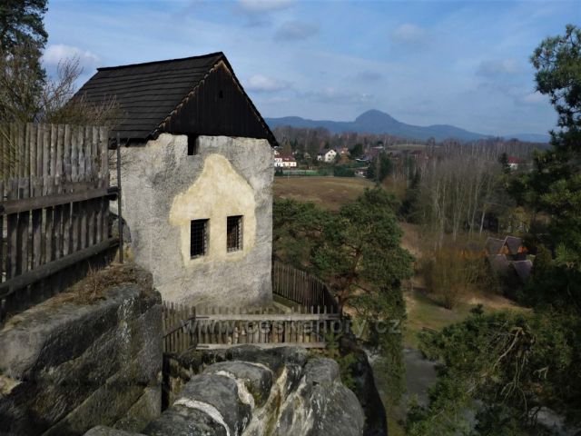 Toulky kolem skalního hradu Sloup