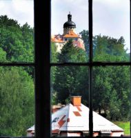 Výhled z polorozpadlé železniční zastávky v Chotyni
(výlet na hrad Grabštejn)