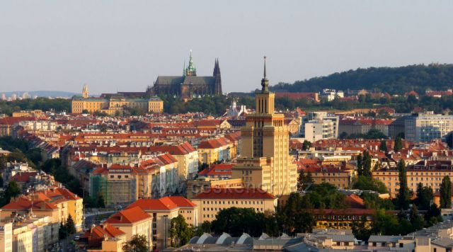 Výhled ze zříceniny viničního lisu na Prahu