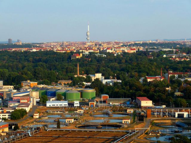 Výhled ze zříceniny viničního lisu na Prahu