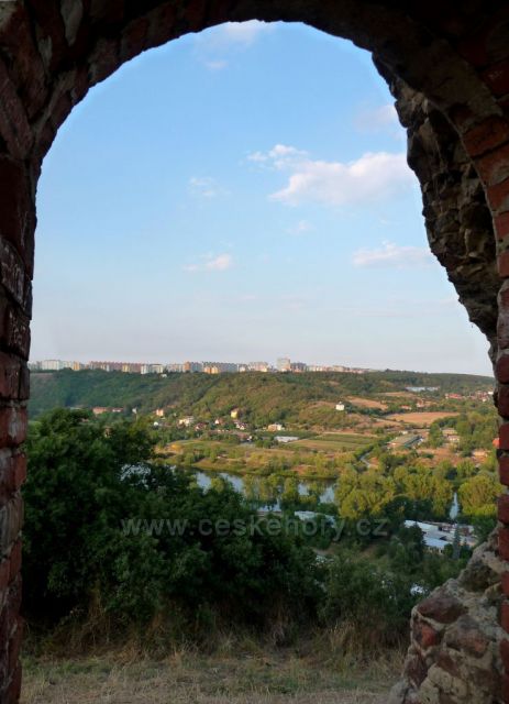 Průhled ze zříceniny viničního lisu na Prahu