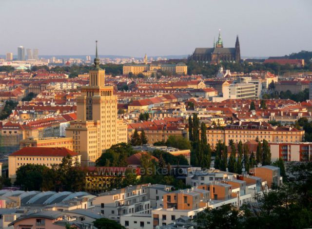 Výhled ze zříceniny viničního lisu na Prahu