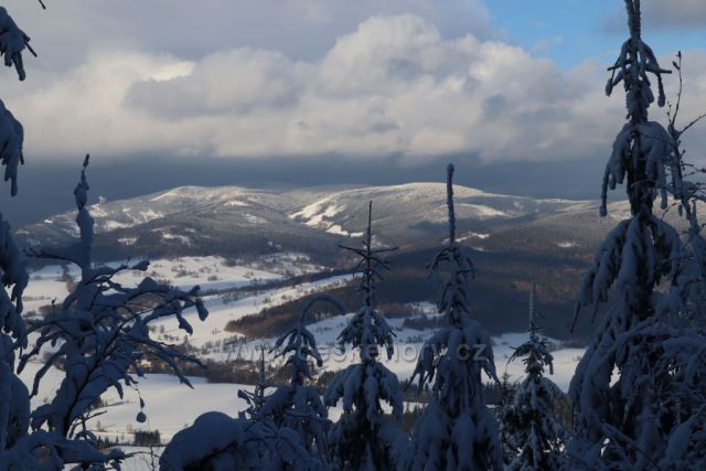 Výhled z Hanušovické vrchoviny na Kralický Sněžník