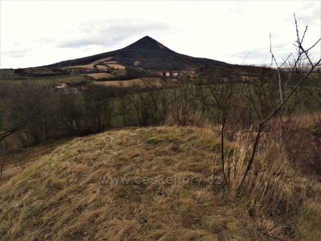 Neobvyklý pohled na kopec Lovoš přímo z obce Režný Újezd