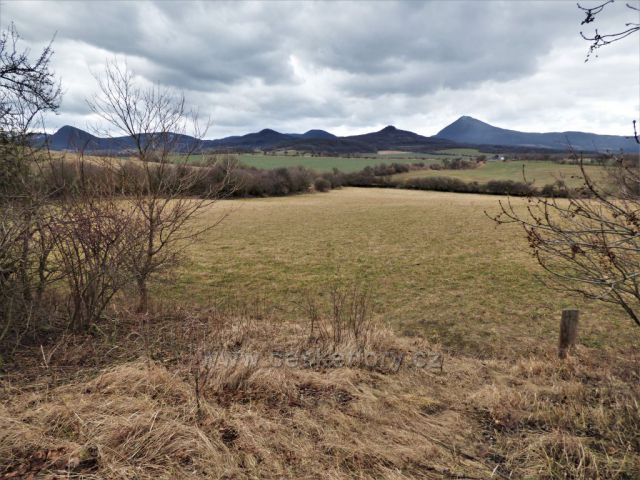 Pohled na Č. středohoří cestou z Boreče na Košťálov