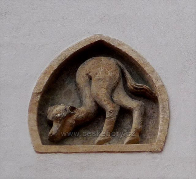 Krásné detaily na kostele
sv. Petra a Pavla v Bílině
(nejsem schopna posoudit, které zvíře v detailu je)