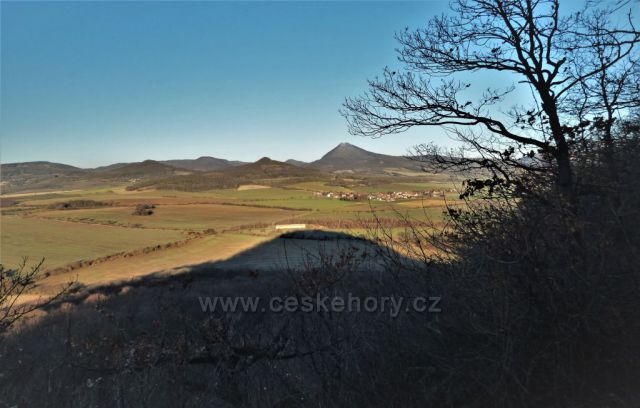 Stín Boreče pod Milešovkou