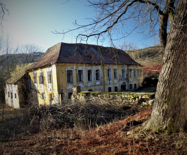 Z obce Boreč na Holý vrch
(chátrající zámek v obci Boreč)