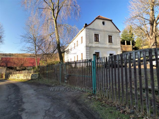 Z obce Boreč na Holý vrch