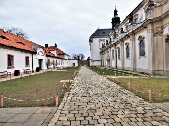Vstup do kláštera
(Osek)