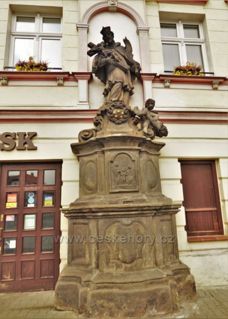 Měšťanský dům č.202 v Oseku se sochou sv. Jana Nepomuckého