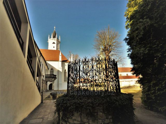 Studna v prostorách před  klášterem Benediktinek
(Teplice v Čechách)
