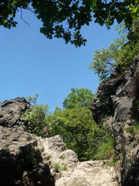 Putování mezi znělcovými kameny
(Bořeň)